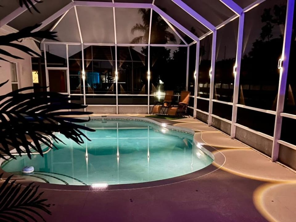 Spacious 5BR Private Home, Heated Pool & Salt Water Spa, Minutes from Beaches Villa in Bradenton