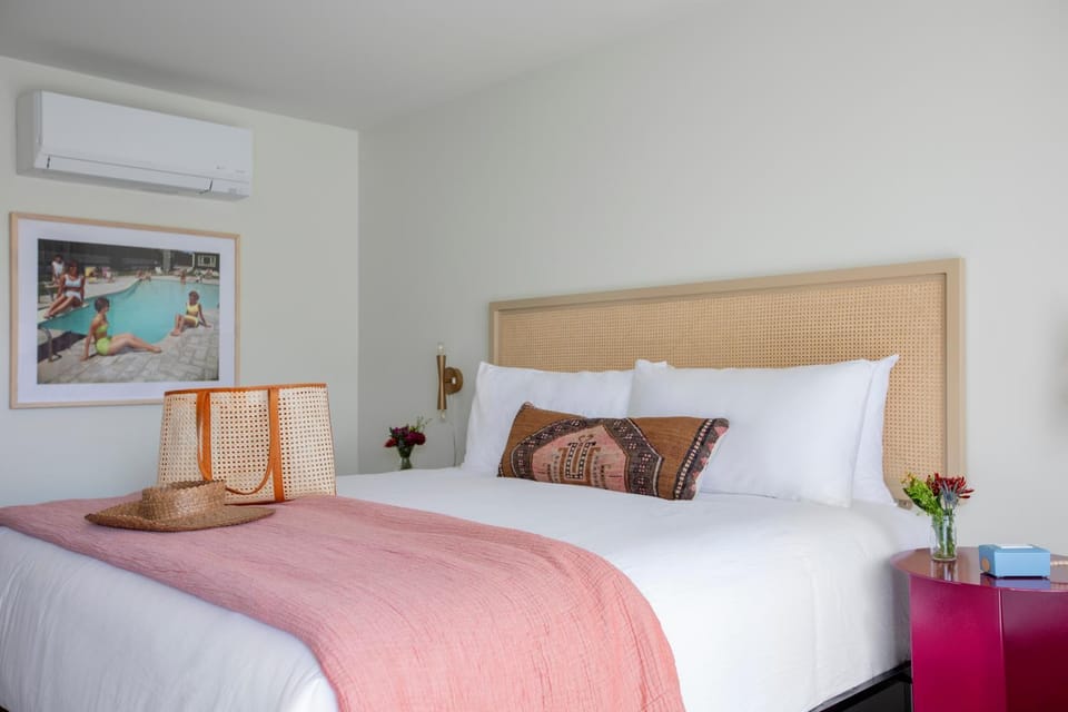Bed, Photo of the whole room, air conditioner