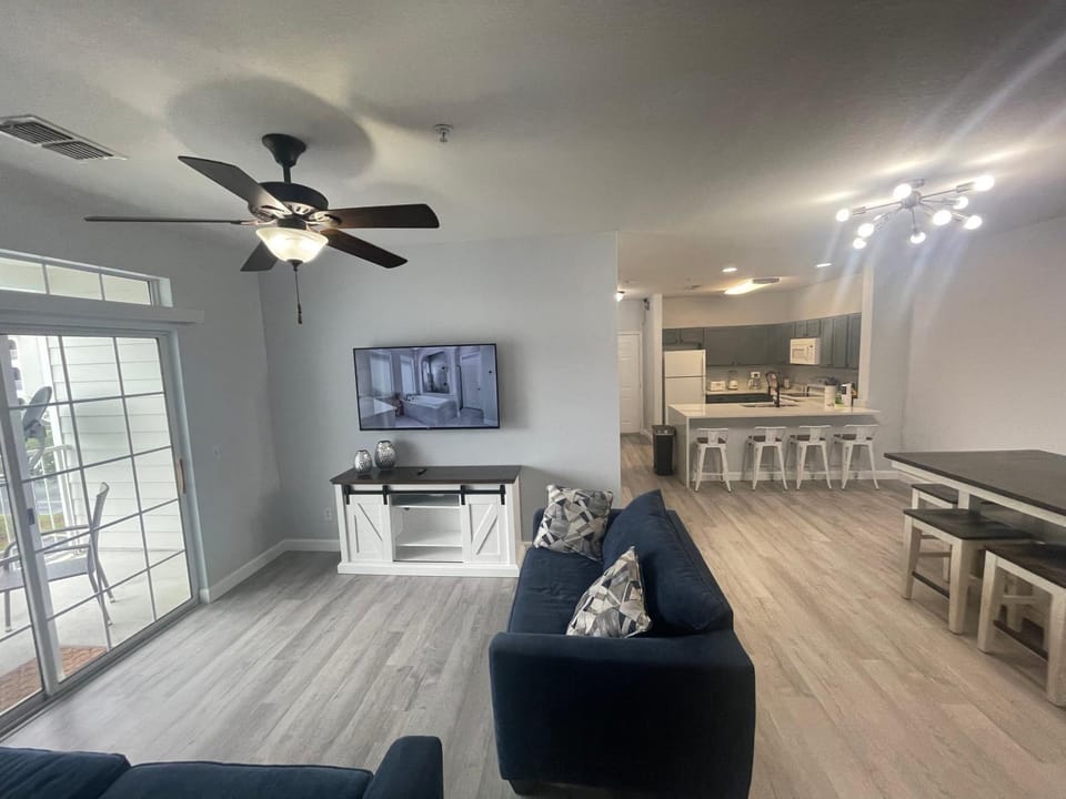 15 minutes way from Disney Condo Resort Pool Sleeps 10 Apartment in Four Corners