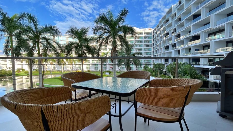 View (from property/room), Balcony/Terrace, Dining area