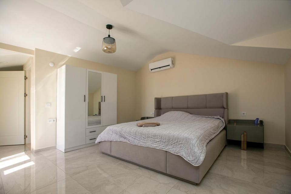 Bed, Photo of the whole room, Bedroom, towels, wardrobe, air conditioner