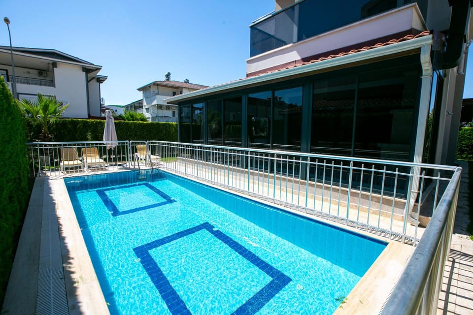 Property building, Day, Pool view, Swimming pool, sunbed