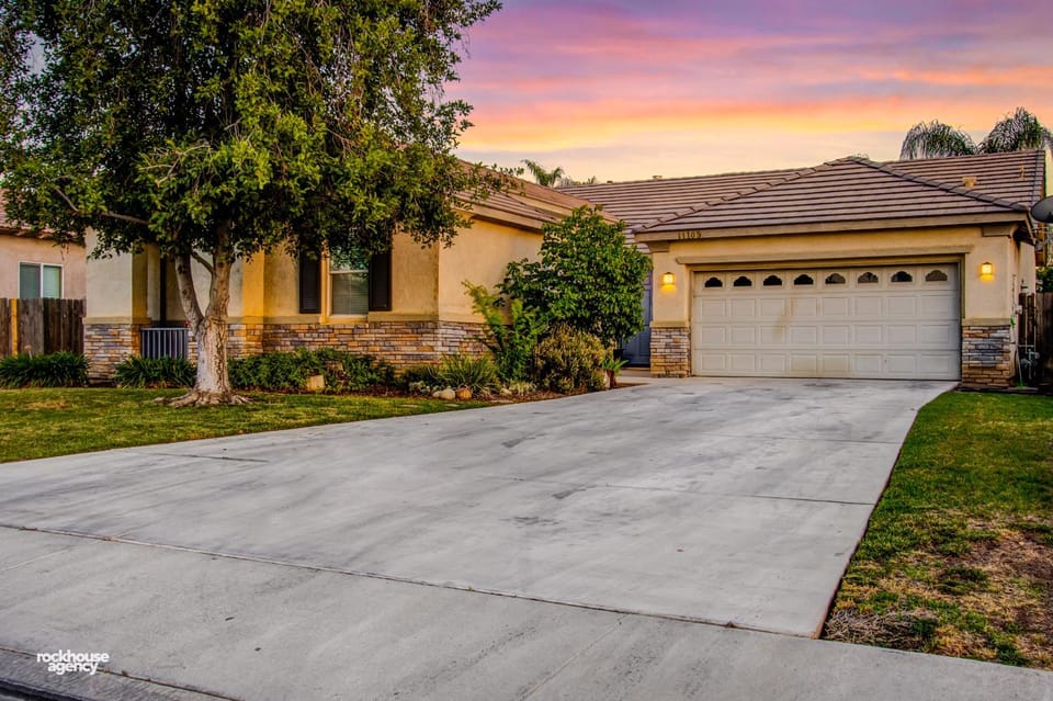 NorthWest Farmhouse Villa in Bakersfield