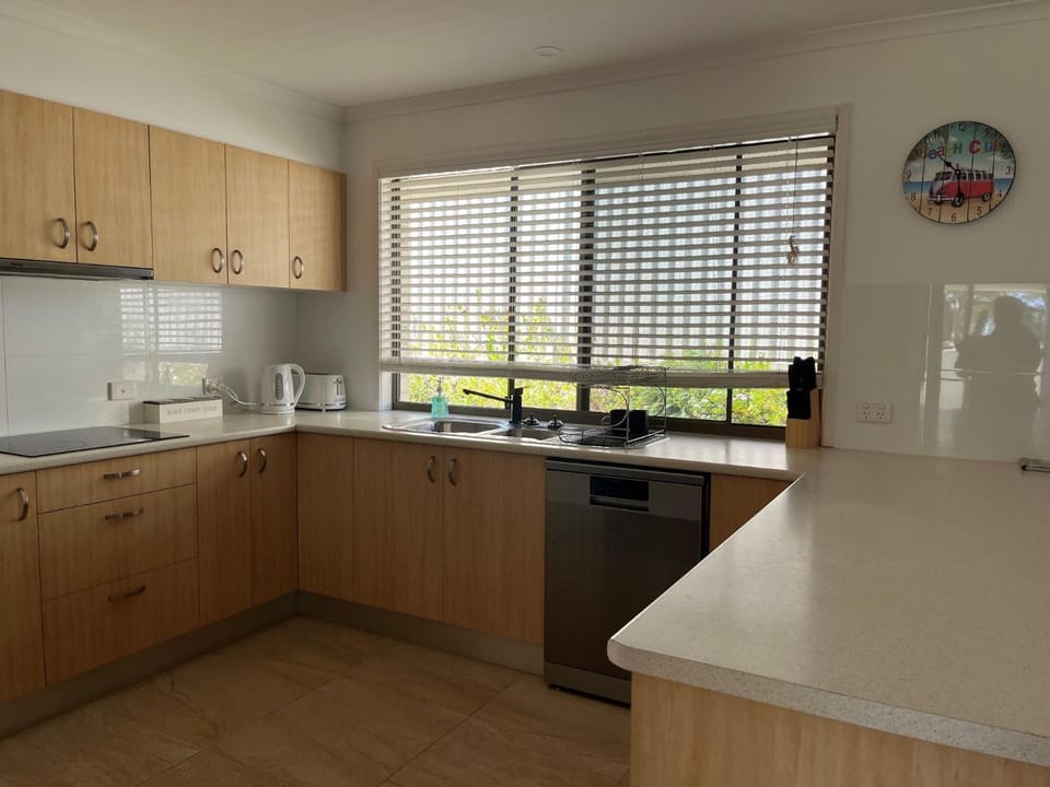 35 Rumbalara Avenue Rainbow Beach Pool Aircon Pets Welome House in Rainbow Beach