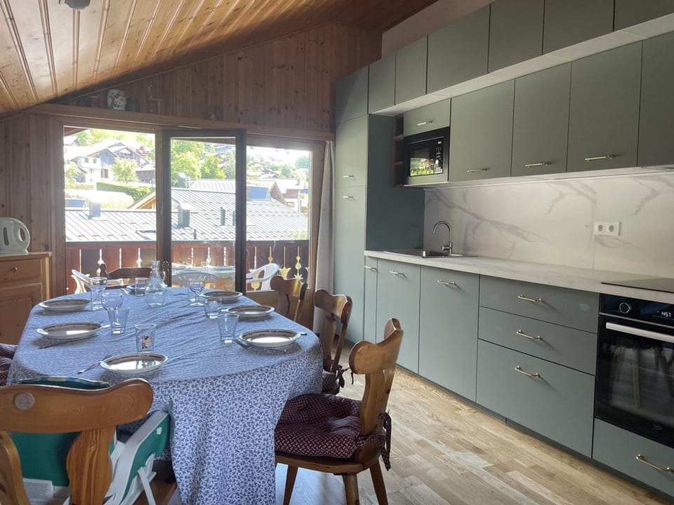 Duplex lumineux 3 pièces, 7 pers, 3 balcons, proche pistes et commerces, parking, ski bus - FR-1-572-72 Apartment in Arâches-la-Frasse