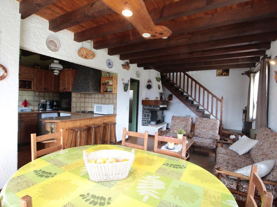 Chalet cosy 2 chambres pour 6 pers. avec garage, proche station et navette à 150m Chalet in Arâches-la-Frasse