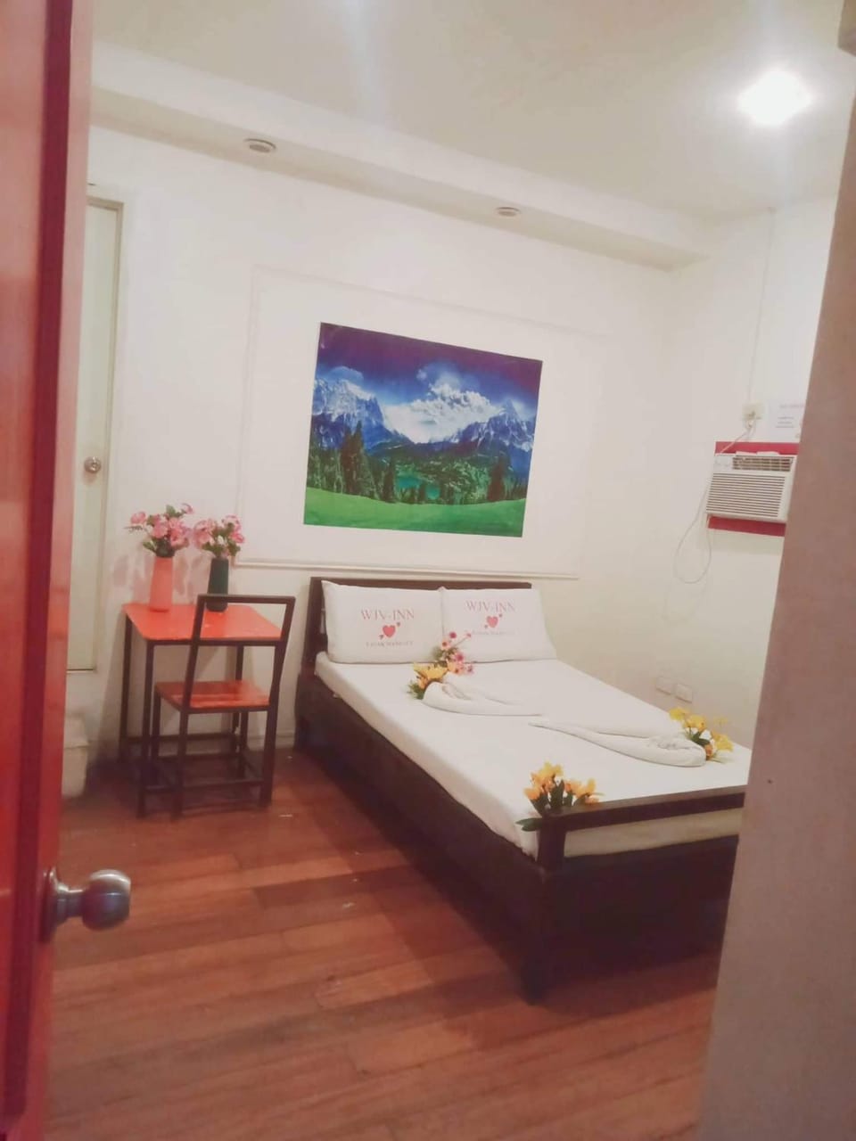 Photo of the whole room, Bedroom
