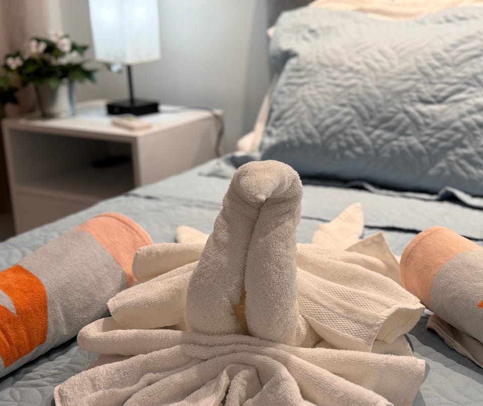 Bedroom, towels