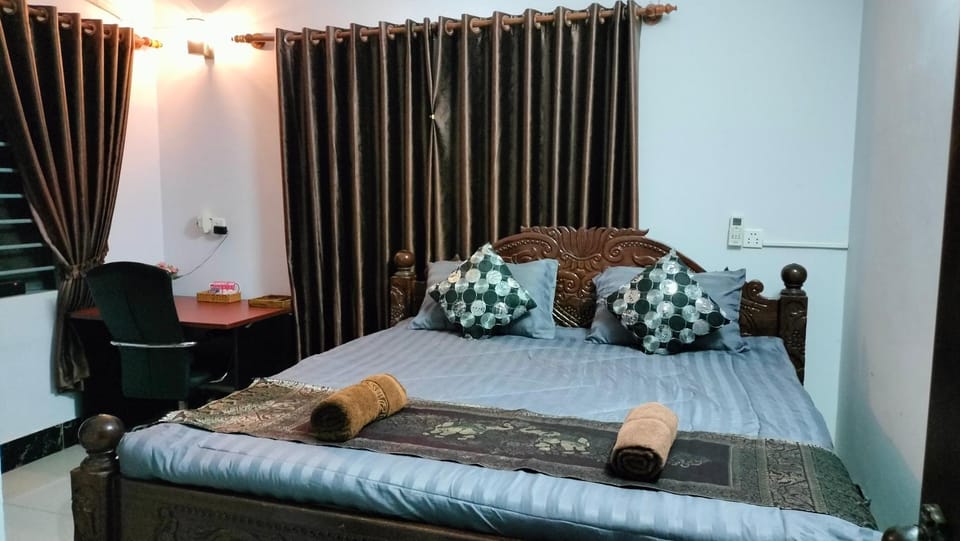 Photo of the whole room, Bedroom