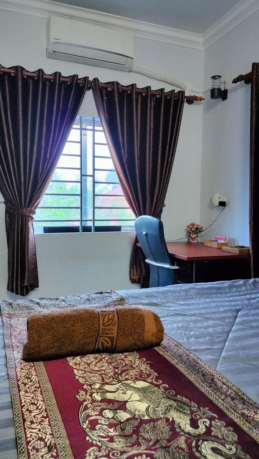 Photo of the whole room, Bedroom
