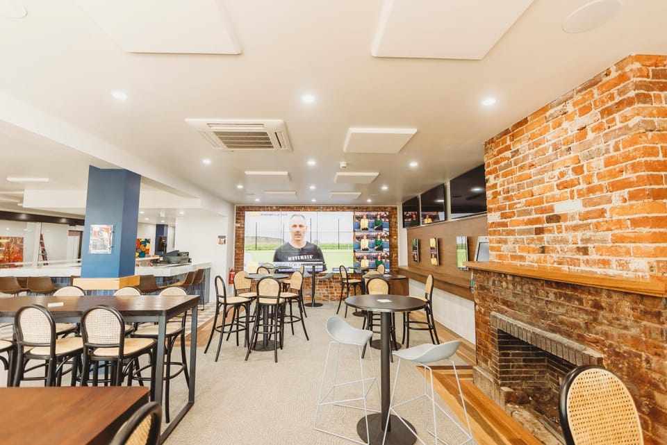 Restaurant/places to eat, Lounge or bar, Sports, Entertainment