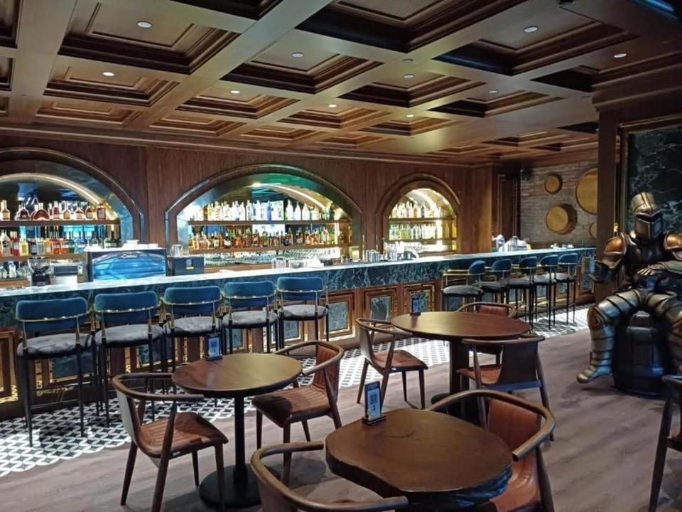 Restaurant/places to eat, People, Nightclub / DJ, Living room, Lounge or bar, Food and drinks, Banquet/Function facilities, Seating area, Drinks, group of guests