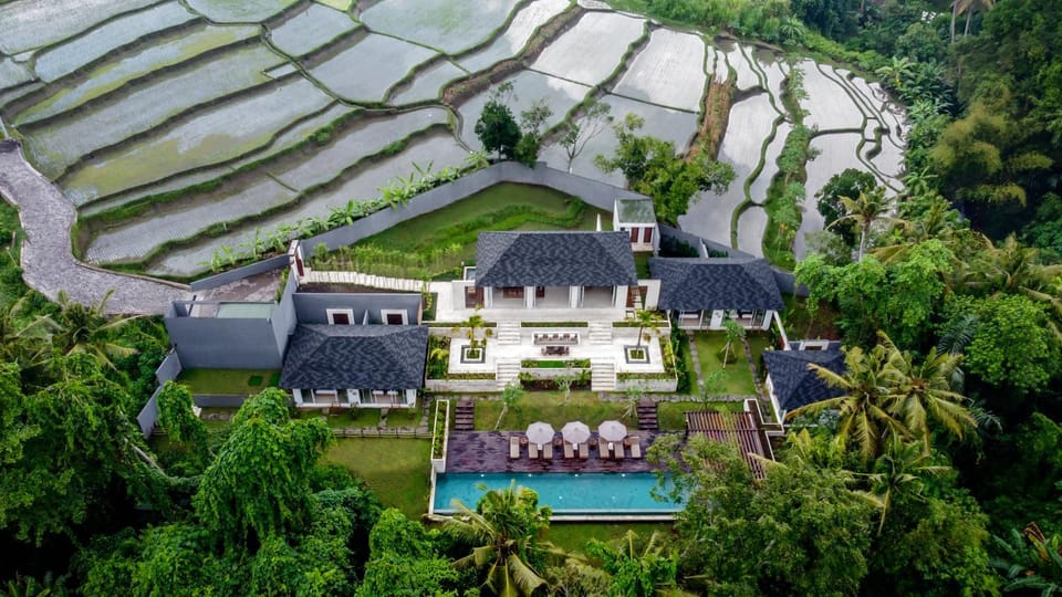 Property building, Natural landscape, Bird's eye view, View (from property/room), Pool view, Swimming pool, Parking, internet