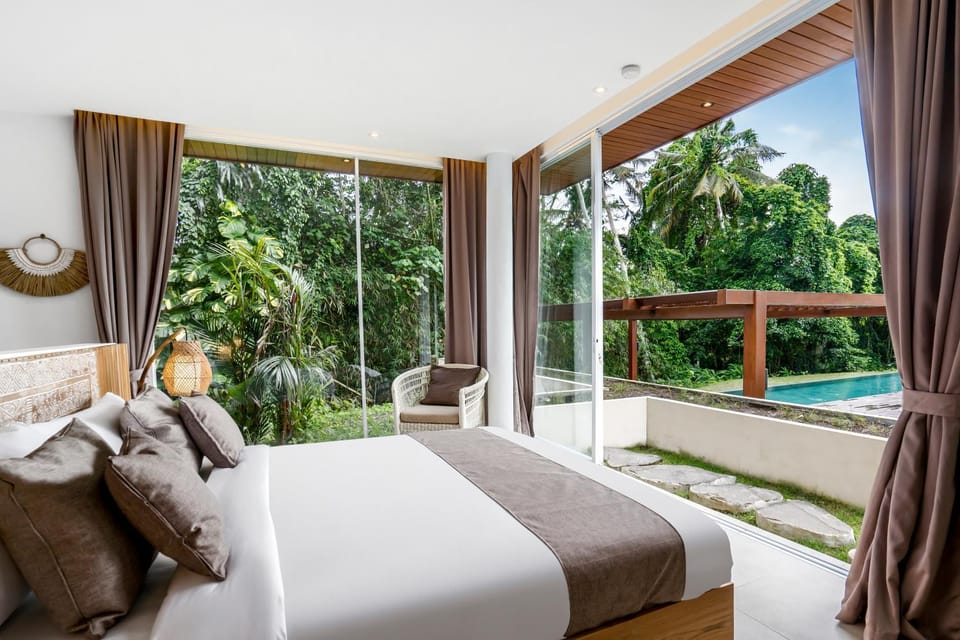 Bed, TV and multimedia, View (from property/room), Bedroom, Pool view, air conditioner