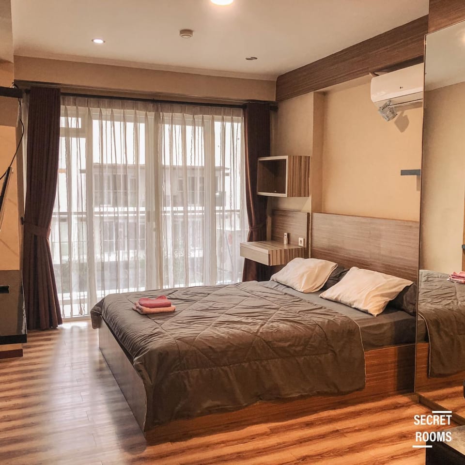 Photo of the whole room, Bedroom
