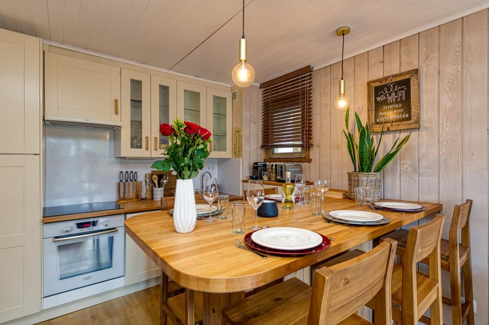 Coffee/tea facilities, Kitchen or kitchenette, Dining area, oven, stove