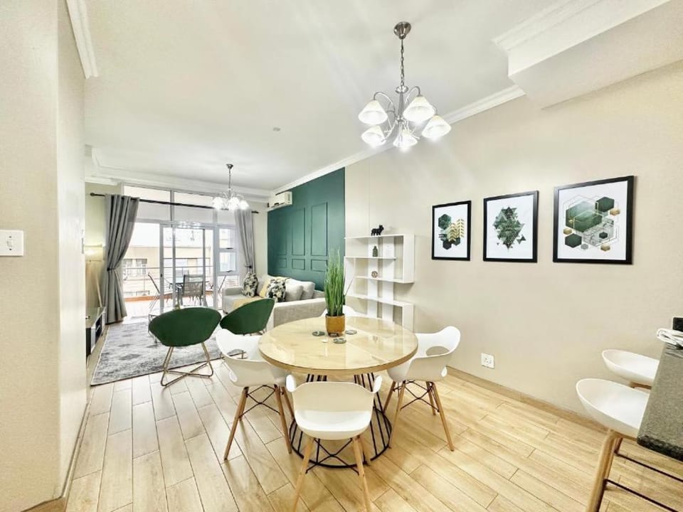Elegant Emerald Stay at Ridgeton Modern Two Bedroom Apartment in the Heart of Umhlanga Ridge Sleeps 6 Apartment in Umhlanga