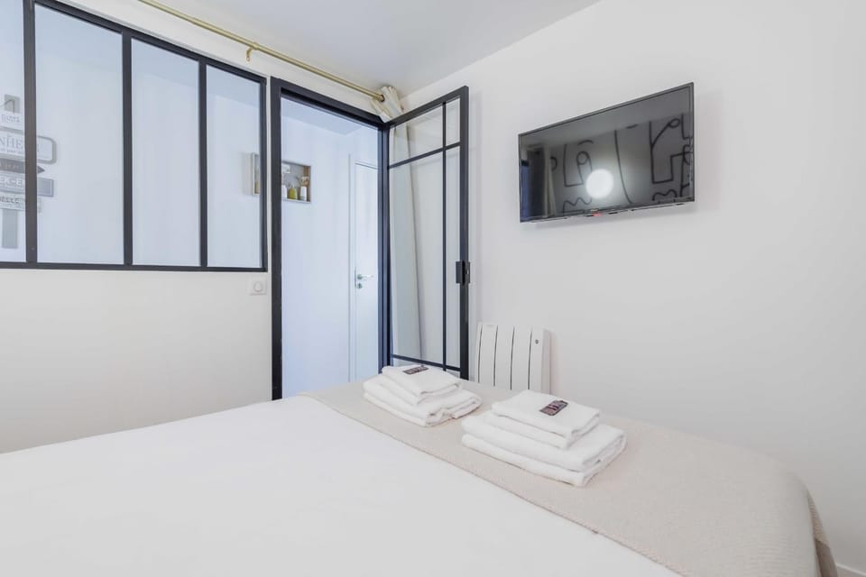 Bed, TV and multimedia, Photo of the whole room, Bedroom, towels