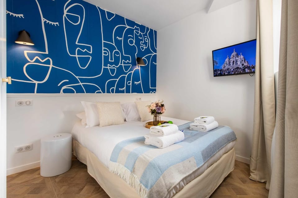 Bed, TV and multimedia, Photo of the whole room, Bedroom, towels