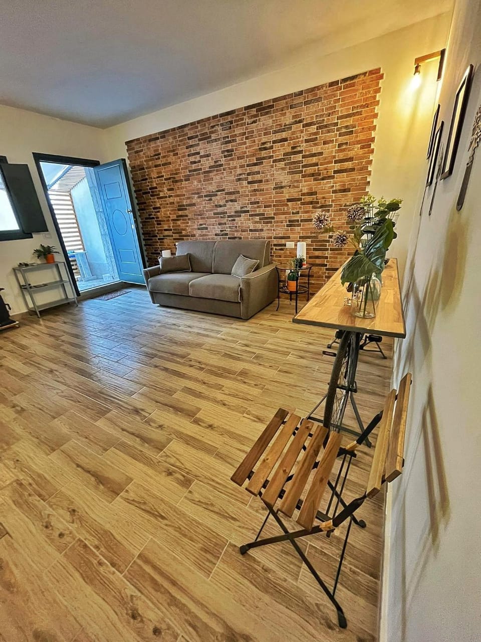 TV and multimedia, Living room, Seating area, Dining area