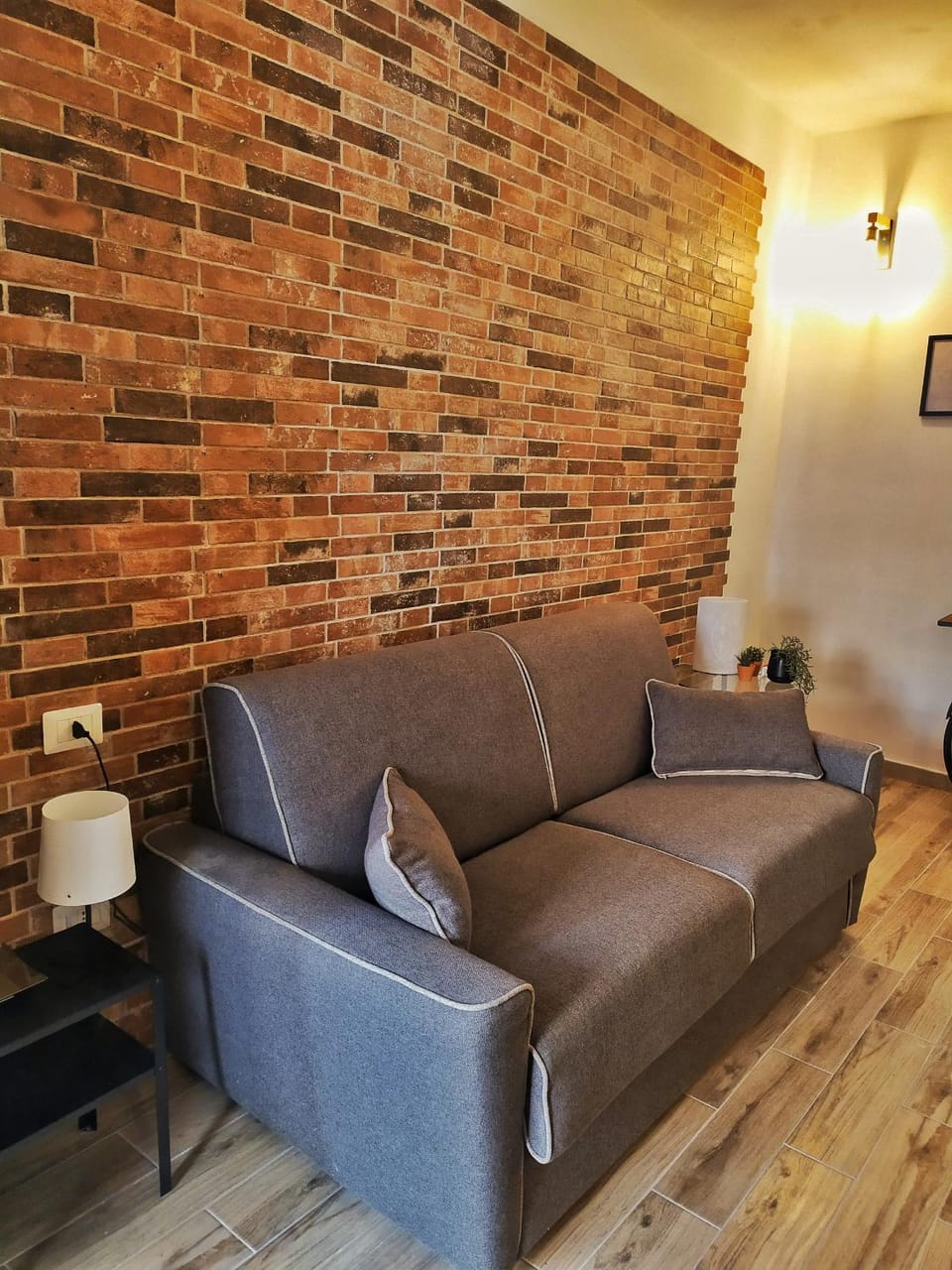 Bed, Living room, Seating area, hair dresser