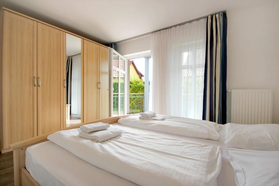 Bed, Bedroom, wardrobe