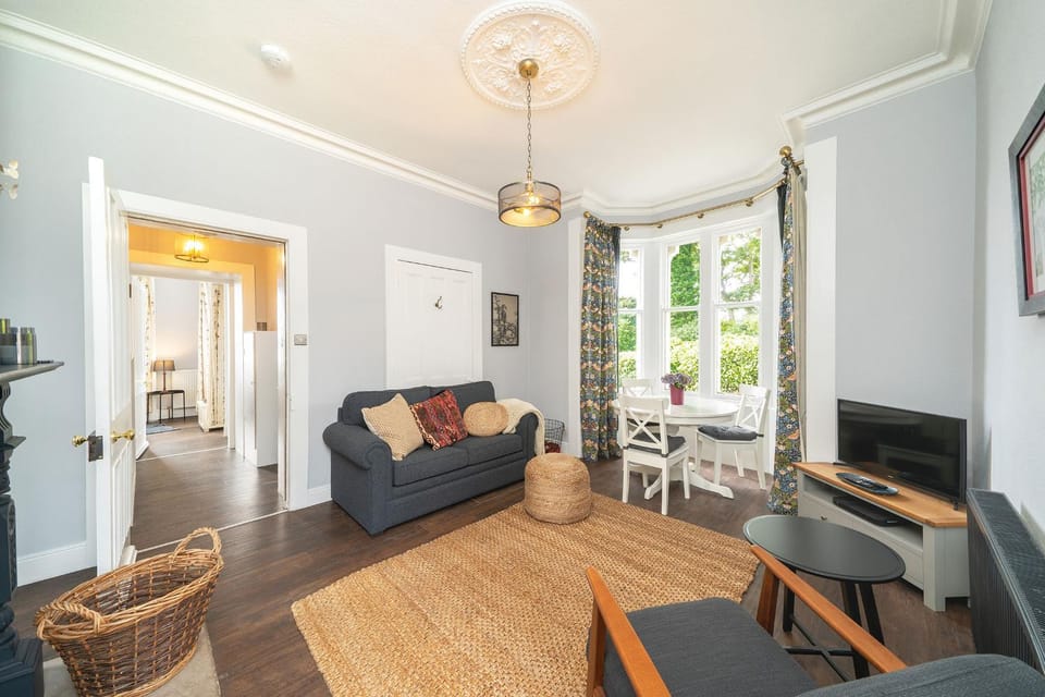 TV and multimedia, Living room, Seating area, Garden view