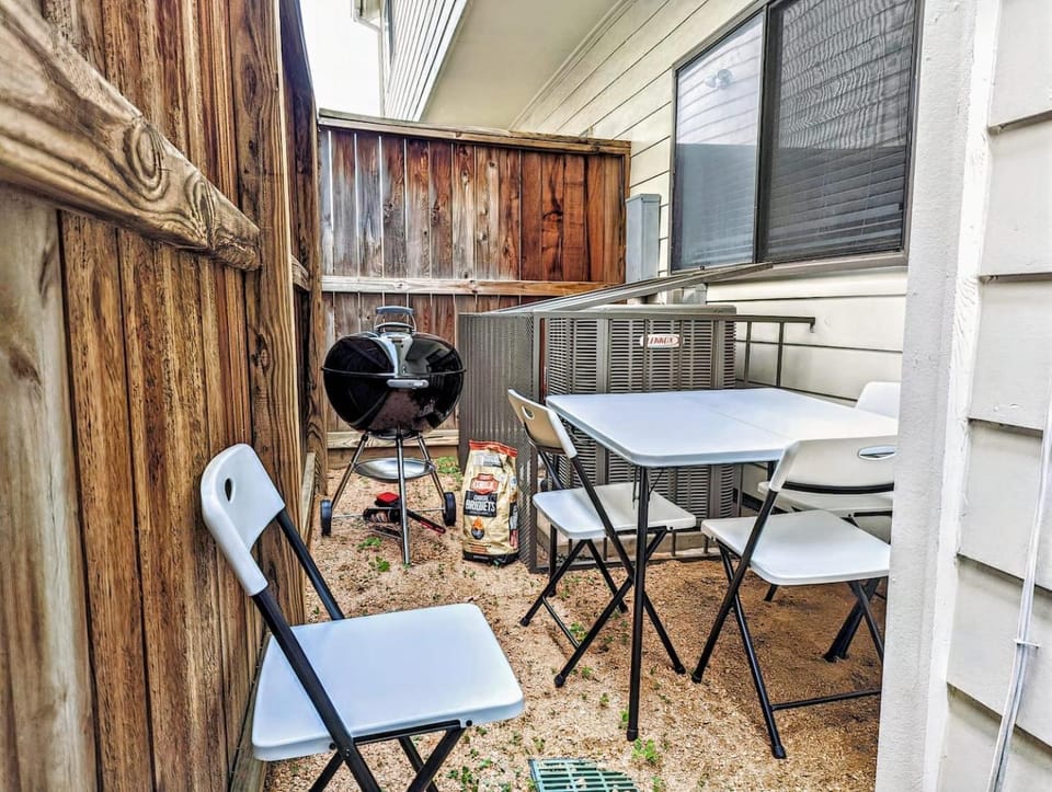 Houston Getaway by Downtown Pool Table Pets House in Houston