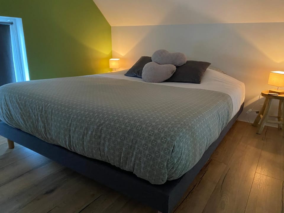 Bed, Photo of the whole room, Bedroom