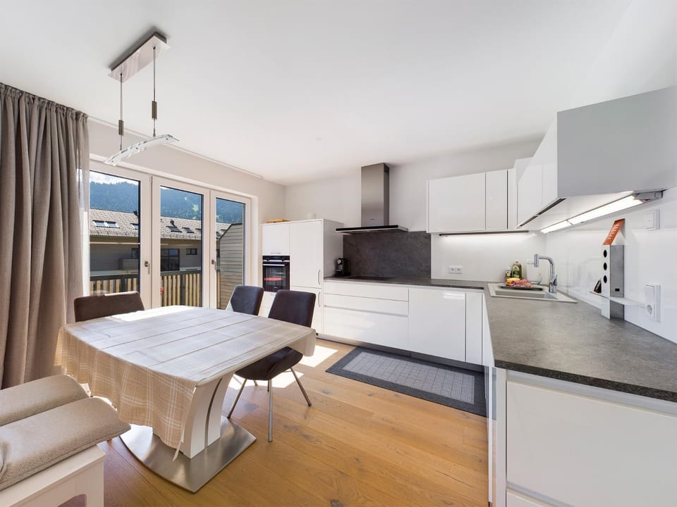 Kitchen or kitchenette, Dining area