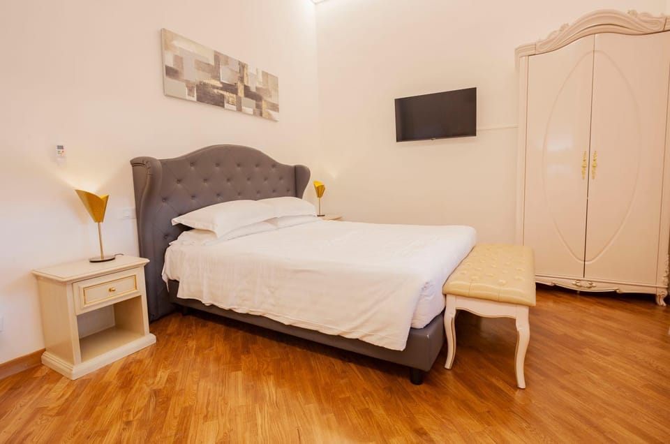 Photo of the whole room, Bedroom