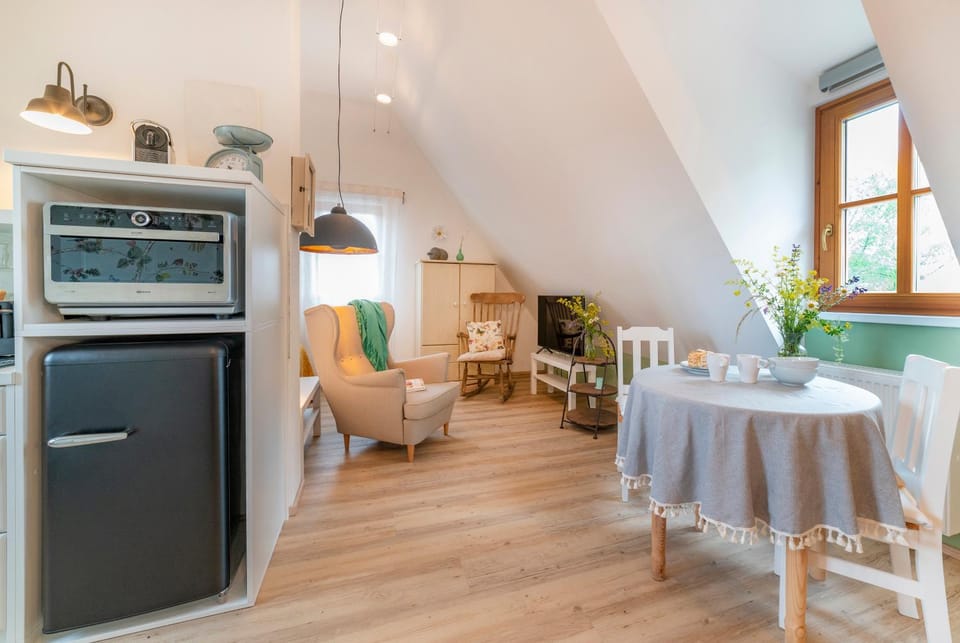 Restaurant/places to eat, Living room, Seating area, Dining area