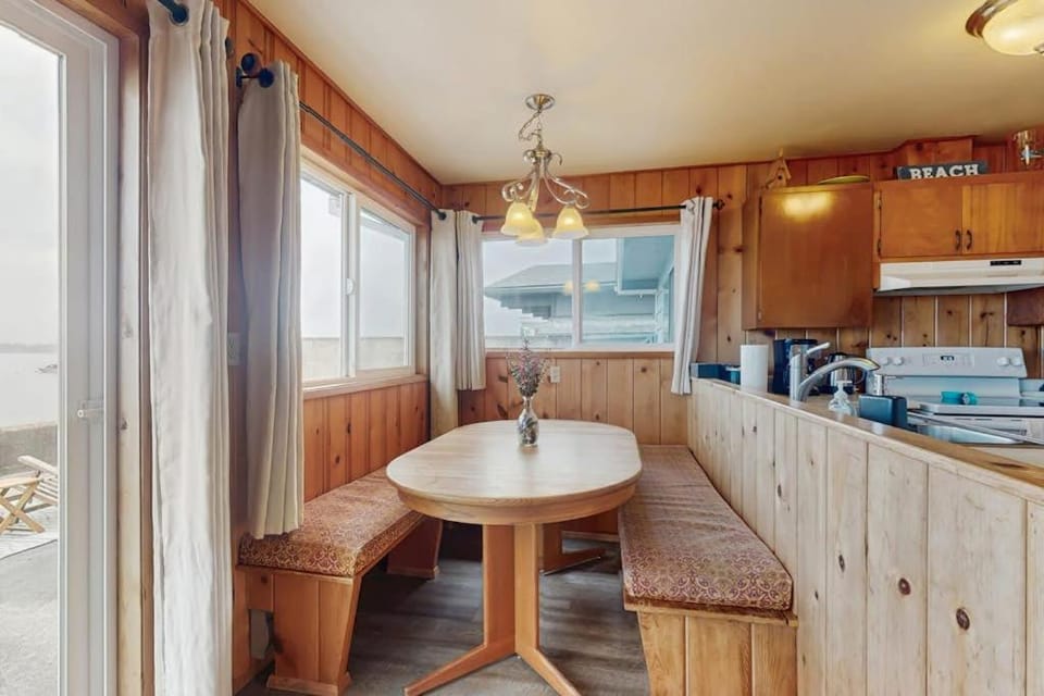 Oceanfront Beauty House in Birch Bay