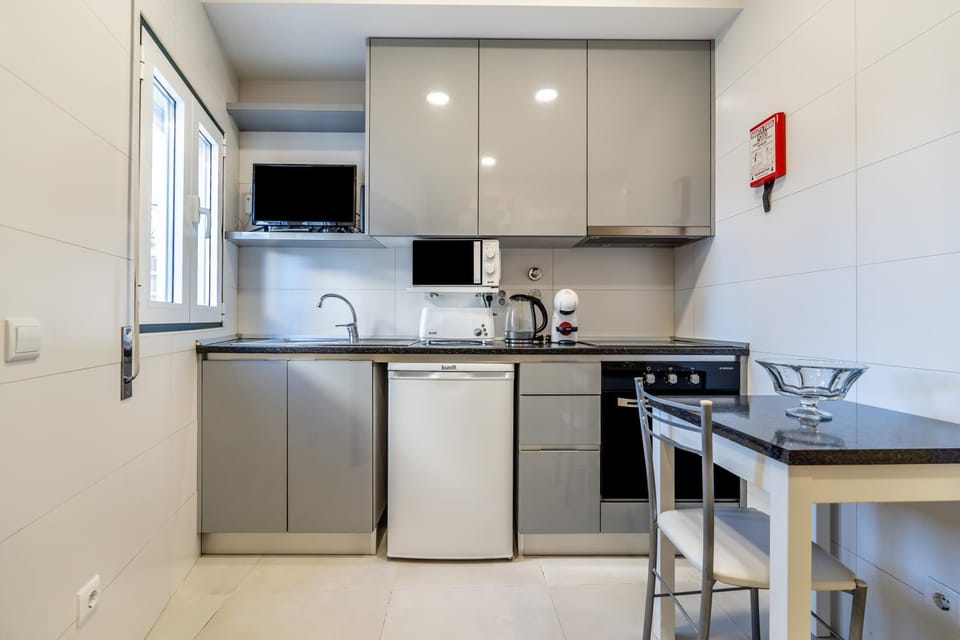 Kitchen or kitchenette, Dining area