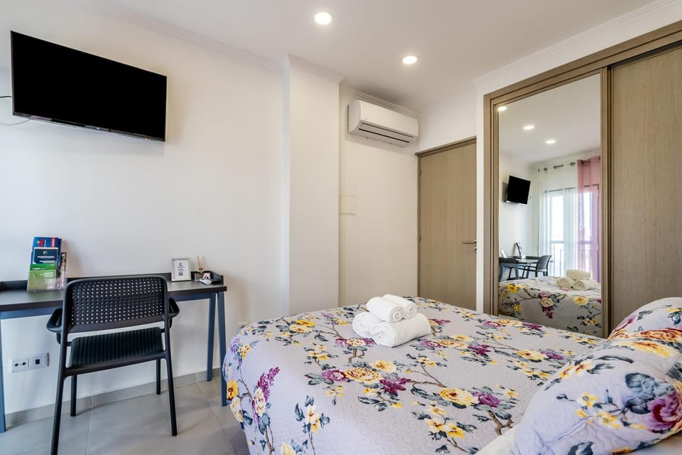 Bed, Bedroom, wardrobe, air conditioner