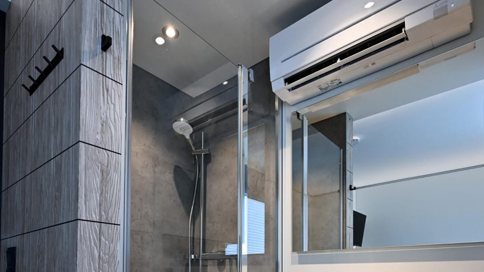 Shower, Photo of the whole room, air conditioner
