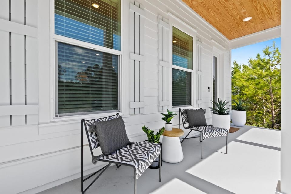 Facade/entrance, Natural landscape, Balcony/Terrace, Decorative detail, Seating area