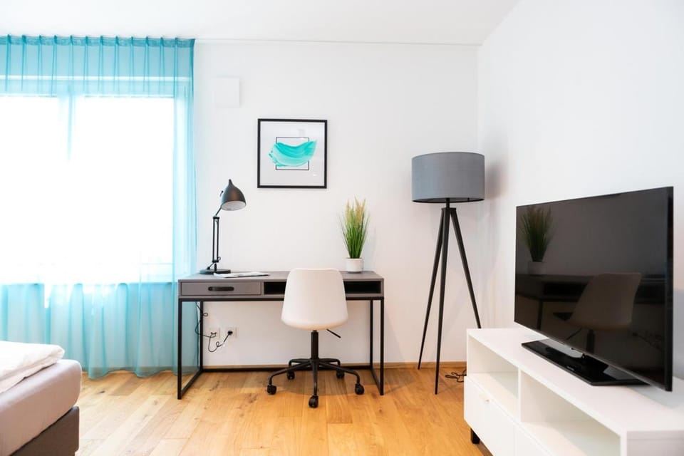 Bed, TV and multimedia, Photo of the whole room, Bedroom, hair dresser