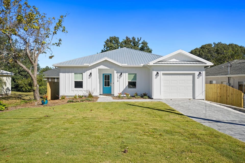 Property building, Facade/entrance, People, People, People, Neighbourhood, Natural landscape, Guests, Guests, Guests, children, children, children, young children, young children, young children, older children, older children, older children, group of guests, group of guests, group of guests, Family, Family, Family, Parking