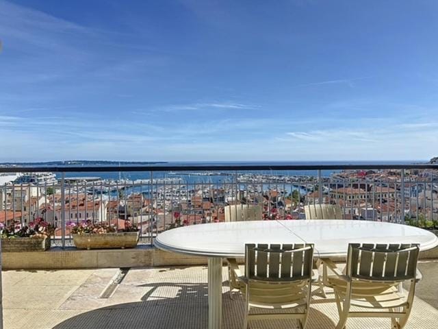 AGENCIA dernier étage vue mer panoramique Apartment in Cannes
