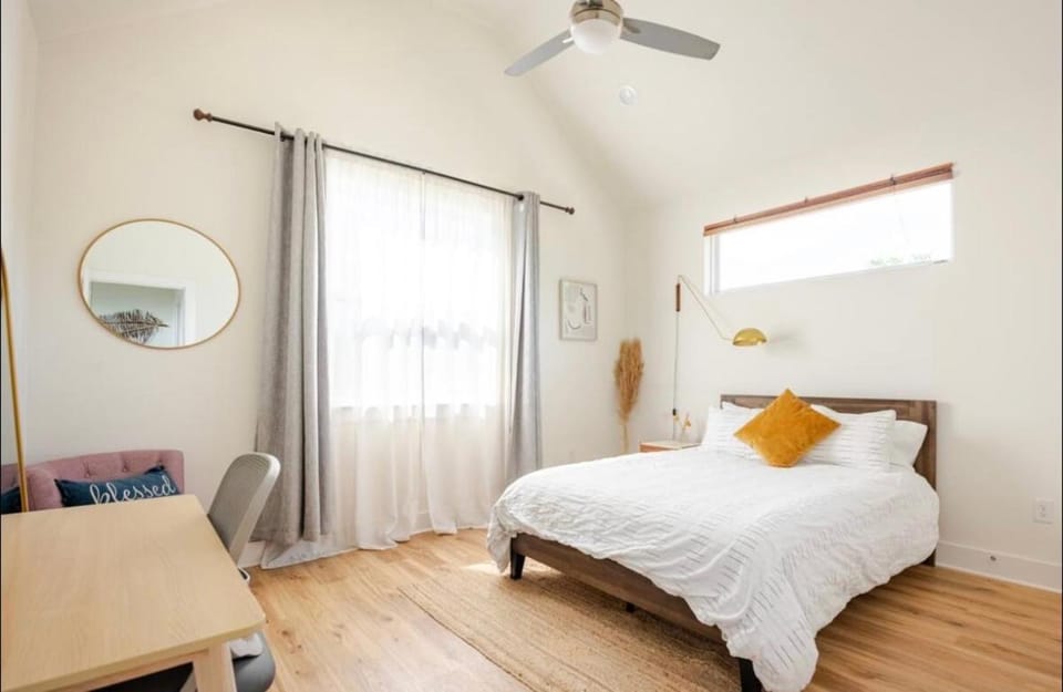Designer NEW 10min dt Pet friendly 7min Park-Room A Vacation rental in Austin
