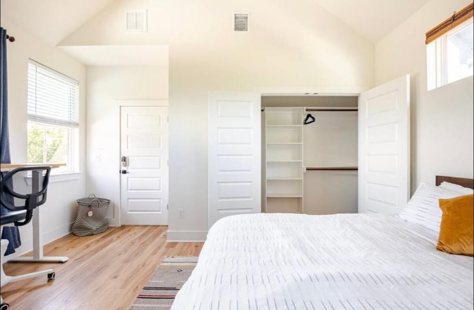 Designer NEW 10min dt Pet friendly 7min Park-Room A Vacation rental in Austin