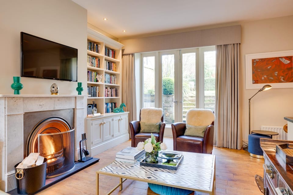 TV and multimedia, Living room, Evening entertainment