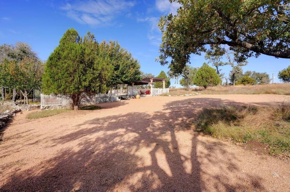 Hill Country Cabin with hot tub and dog friendly Cabin in Rio Grande