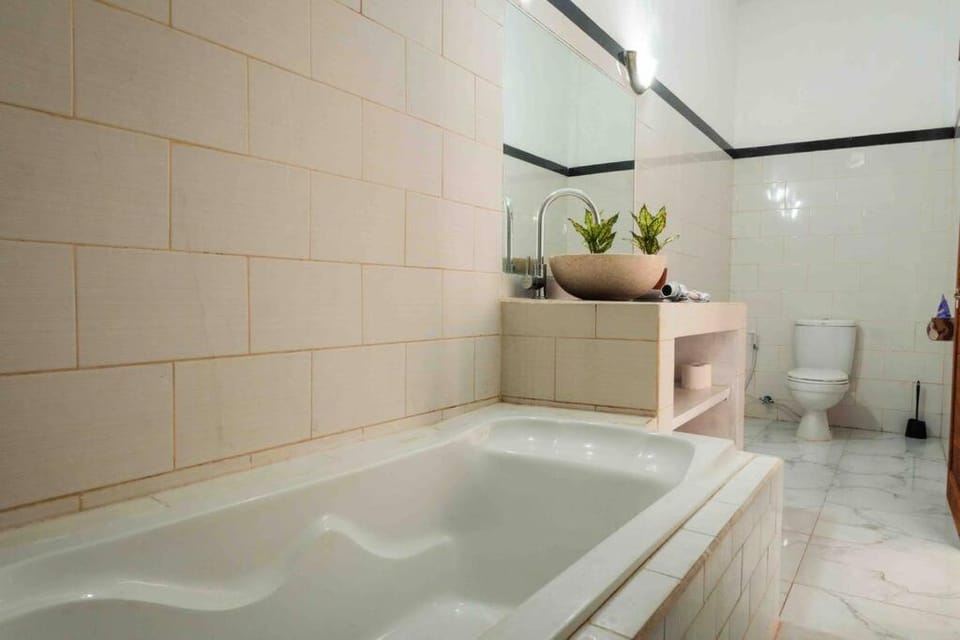 Cosy PRIVATE 3 BEDROOM vacation villa (5 mins to FINNS BEACH) Villa in North Kuta