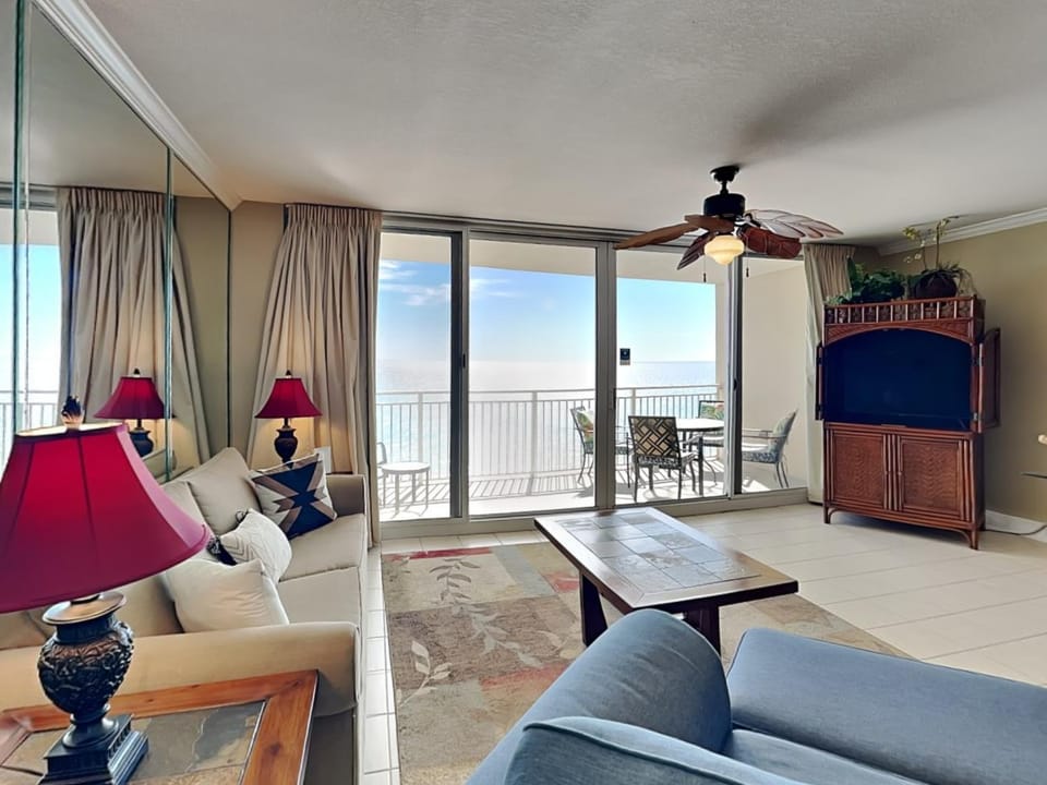 TV and multimedia, View (from property/room), Balcony/Terrace, Living room, Seating area, Sea view, furniture