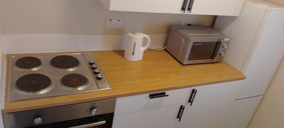 Coffee/tea facilities, Kitchen or kitchenette, stove, toaster