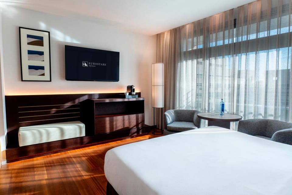 Bed, TV and multimedia, Bedroom