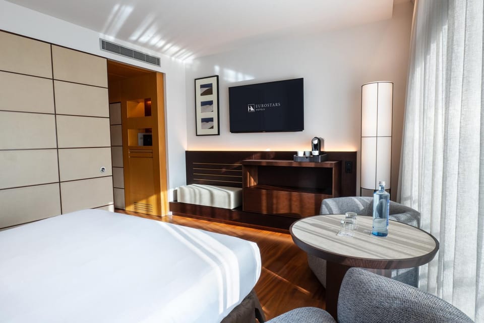 Bed, TV and multimedia, Photo of the whole room, Bedroom