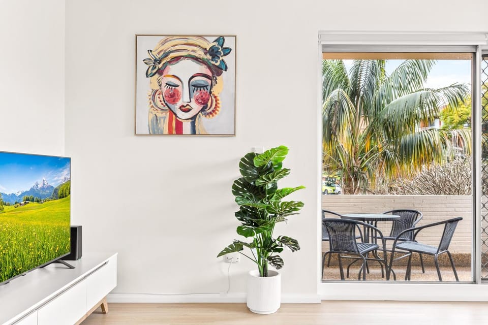 Stylish & Spacious 2BR Stay with Balcony Near Macquarie Centre Apartment in Sydney